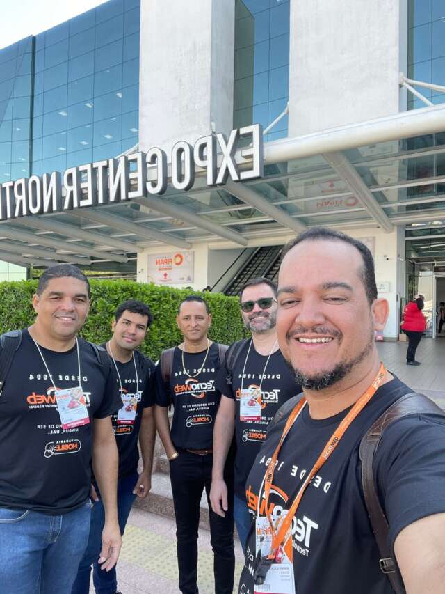 Marcorelio Valladares, Hudson Otávio, Eliseu Souza, Guilherme Santos e Wagner Gonçalves em frente ao Expocenter Norte na entrada da FIPAN