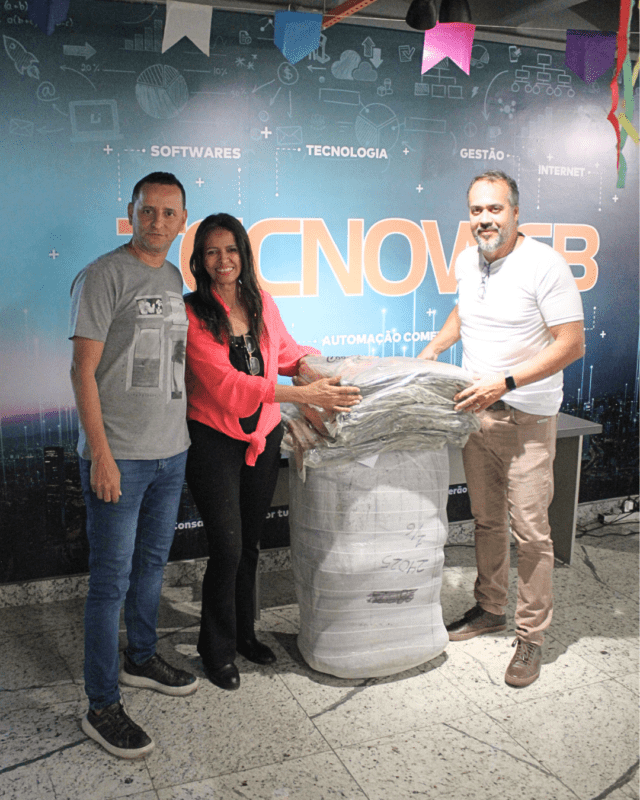 Entrega dos cobertores à Wilma de Oliveira no escritório da Tecnoweb